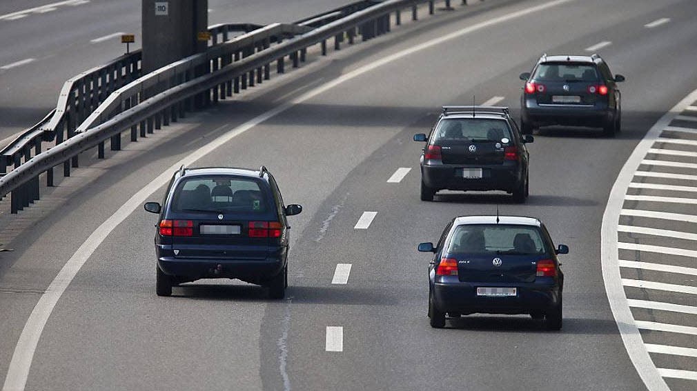 Rechtsvorbeifahren Und Rechtsuberholen Das Meinen Die Kantone