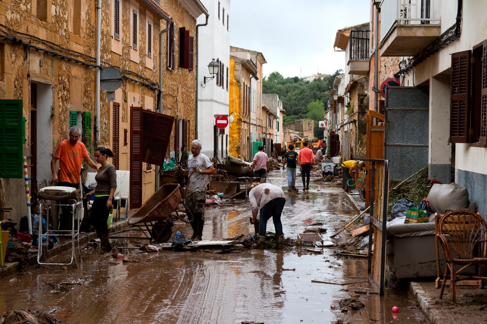Auch die Strassen sind voller Schlamm. (Bild: AP Photo/Francisco Ubilla)