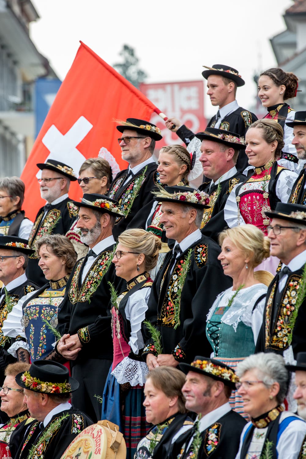 Hier strahlen Älpervater Andreas Kayser und Regierungsrätin Karin Kayser (im Zentrum) in die Menge.