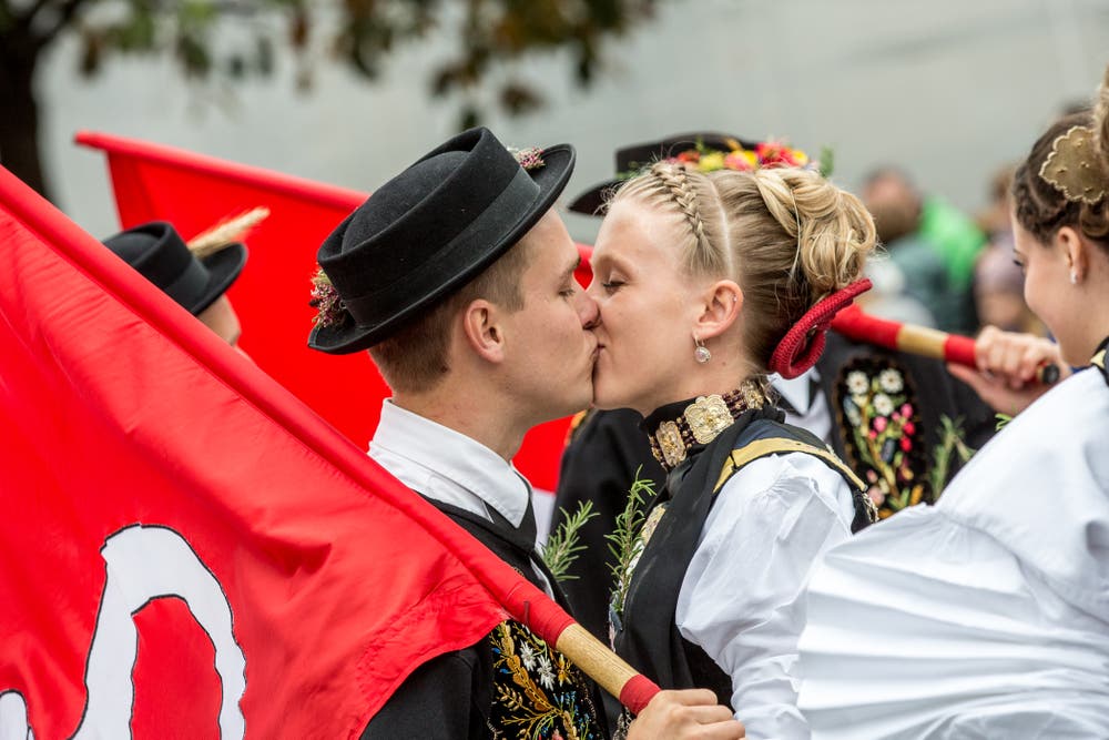 Innige Gefühle an der Älperchilbi Stans. (Bilder:André A. Niederberger ( Stans 21.10.2018))