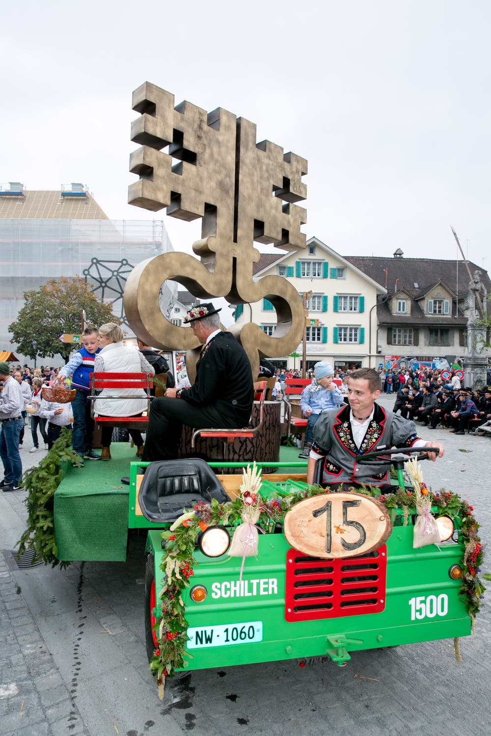 Ein auffällig geschmückter Umzugswagen.