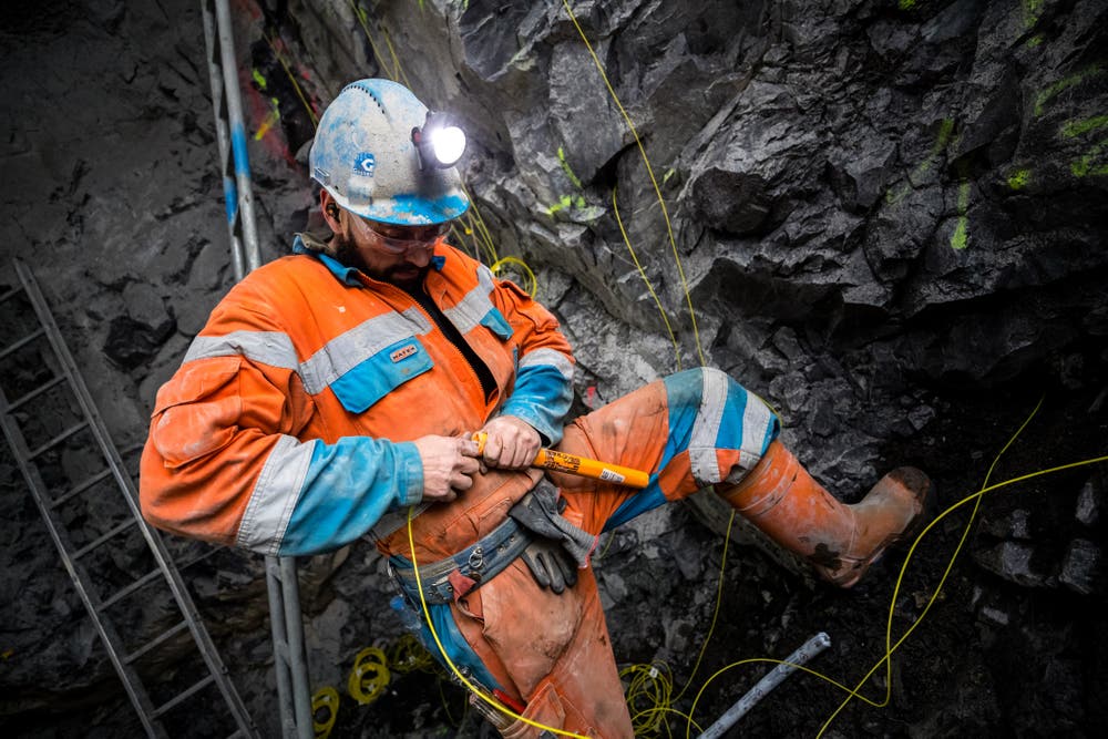 Vortrieb Untertagebauwerk im Steinbruch Zingel Kehrsiten. Ein Mineur bereitet eine Sprengung vor. (Bild: Gasser Felstechnik, Kehrsiten, 9. April 2018)