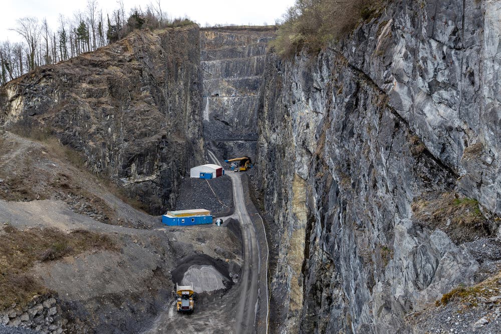 Der Steinbruch Zingel Kehrsiten während des Ausbruchs des Untertagebauwerks (hinten der Zugang) (Bild: Gasser Felstechnik Lungern, 9. April 2018)
