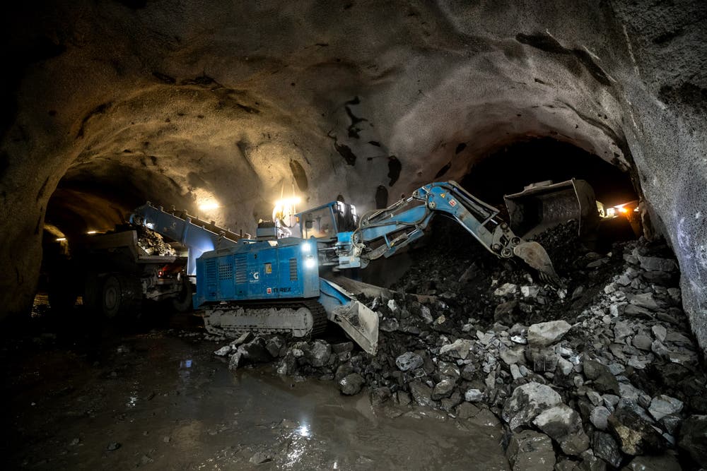 Ausbruch des Untertagbauwerks zur Beförderung des Rohmaterials im Steinbruch Zingel durch die Firma Gasser Felstechnik AG Lungern. (Bild: Gasser Felstechnik, Kehrsiten, 9. April 2018)