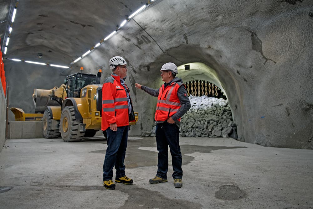 Besichtigung Neuer Untertag Steinbruch der Holcim in Kehrsiten. Im Bild links Peter Schaufelberger, Holcim-Regionenleiter Zentralschweiz und Kari Feierabend, Werkleiter Steinbruch Zingel. (Bild: Corinne Glanzmann, Kehrsiten, 16. Oktober 2018)