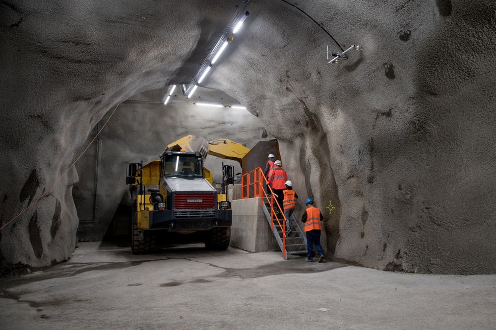 Besichtigung Neuer Untertag Steinbruch der Holcim in Kehrsiten. Kaverne, wo der Dumper vom Radlader mit dem Rohmaterial gefüllt wird. (Bild: Corinne Glanzmann, Kehrsiten, 16. Oktober 2018)