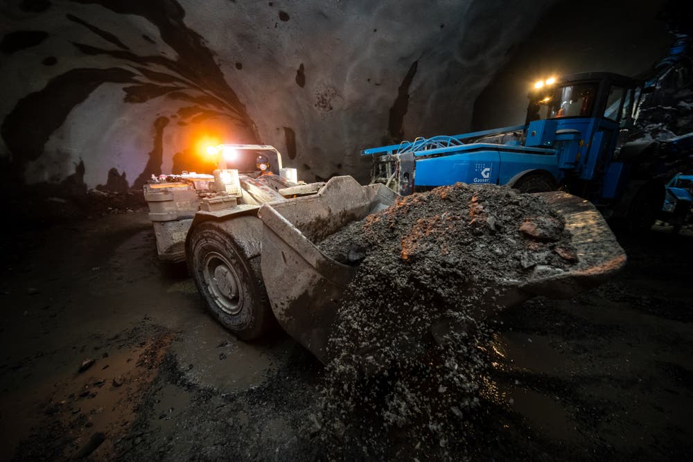 Ausbruch des Untertagbauwerks zur Beförderung des Rohmaterials im Steinbruch Zingel durch die Firma Gasser Felstechnik AG Lungern. (Bild: Gasser Felstechnik, Kehrsiten, 9. April 2018)