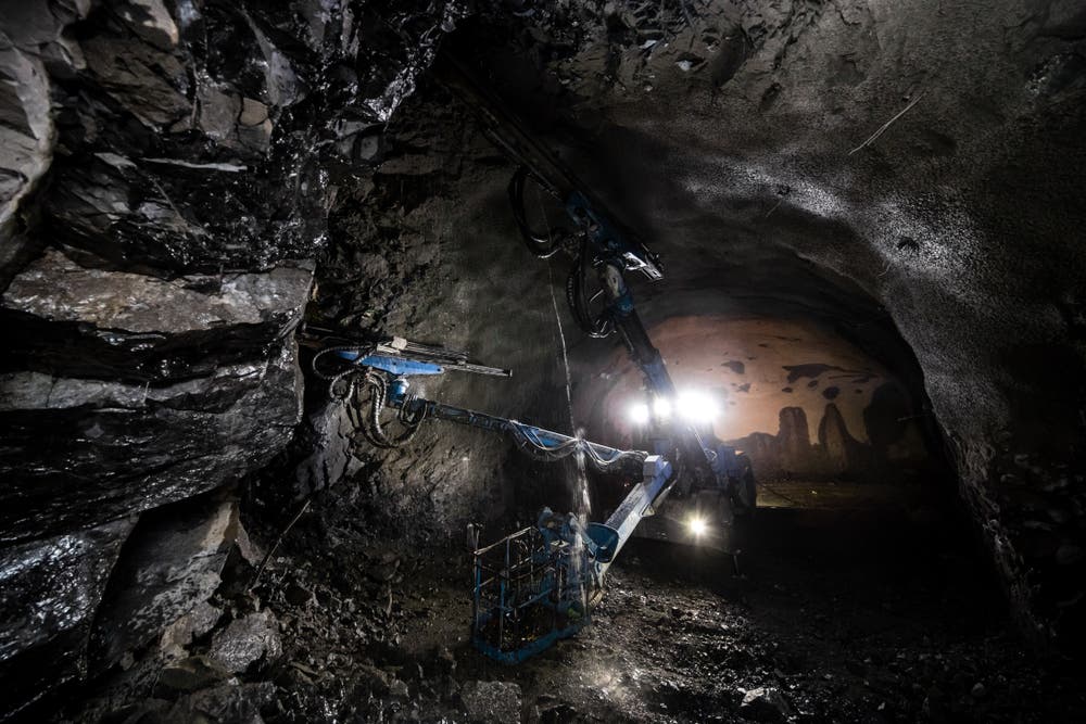 Ausbruch des Untertagbauwerks zur Beförderung des Rohmaterials im Steinbruch Zingel durch die Firma Gasser Felstechnik AG Lungern. (Bild: Gasser Felstechnik, Kehrsiten, 9. April 2018)