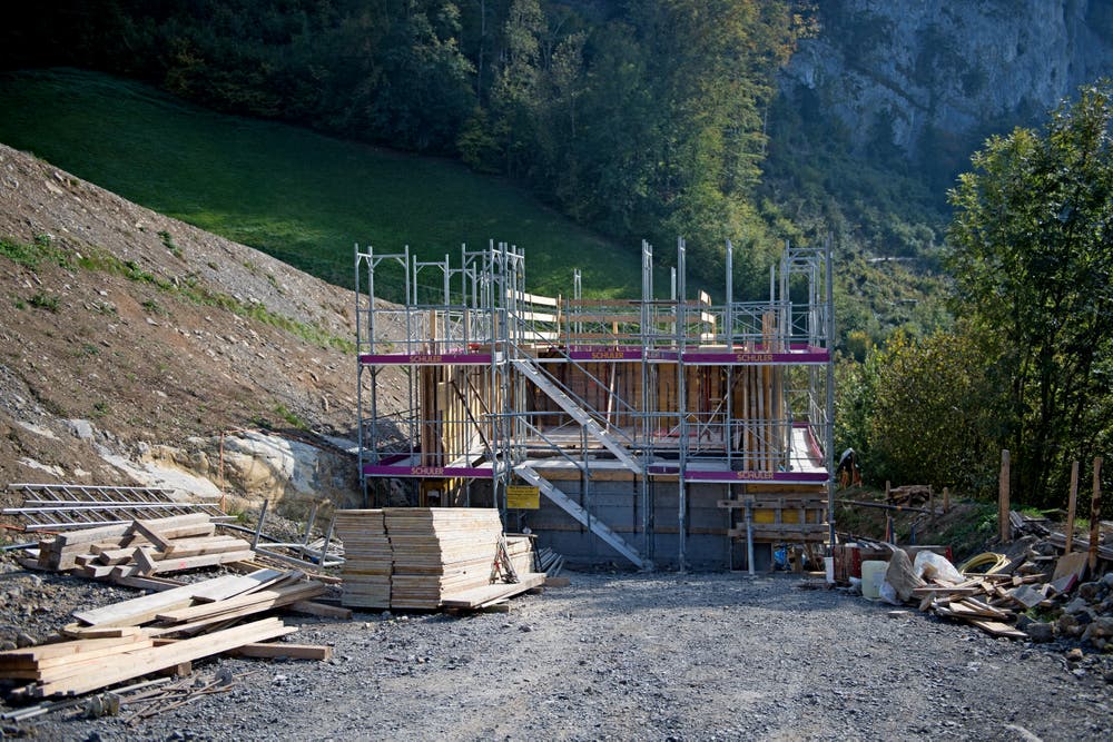 Etwa 140 Meter über dem Untertagebauwerk wird hier künftig das Rohmaterial vom Oberzingel in den Fallschacht gekippt. Das Bauwerk steht kurz vor der Fertigstellung. (Bild: Corinne Glanzmann, Kehrsiten, 16. Oktober 2018)
