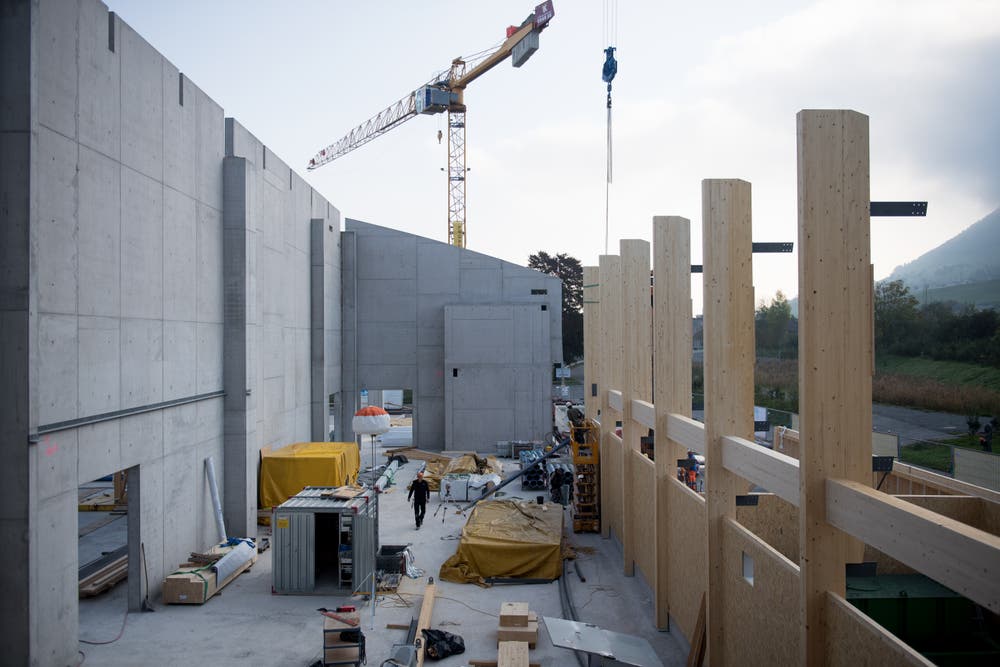 Blick ins künftige Lager, das vollautomatisch bewirtschaftet werden wird. Bild: Corinne Glanzmann (Buochs, 23. Oktober 2018)