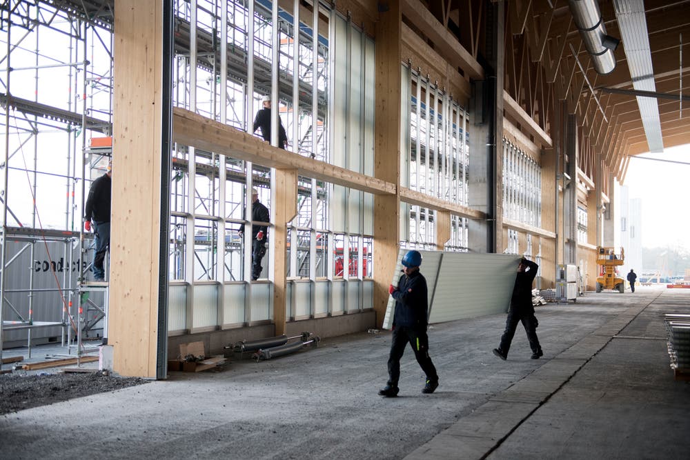 Besichtigung des Baus der neue Strukturbauhalle der Pilatus Flugzeugwerke beim Flugplatz Buochs. Bild: Corinne Glanzmann (Buochs, 23. Oktober 2018)