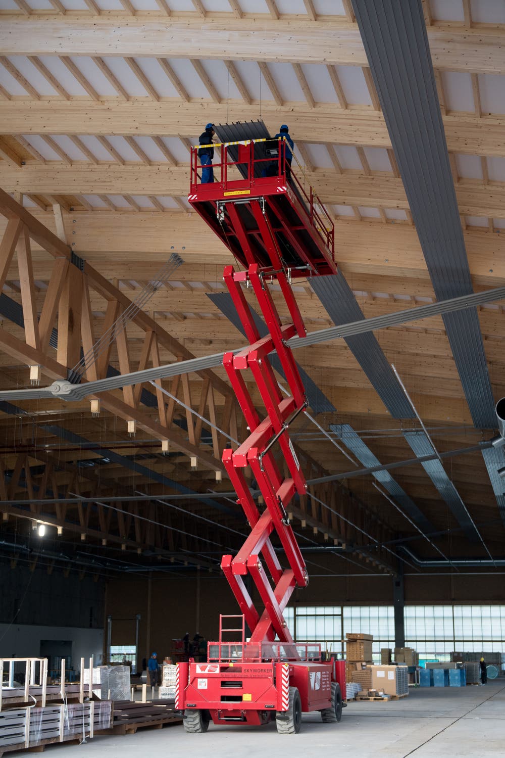 Besichtigung des Baus der neue Strukturbauhalle der Pilatus Flugzeugwerke beim Flugplatz Buochs. Bild: Corinne Glanzmann (Buochs, 23. Oktober 2018)