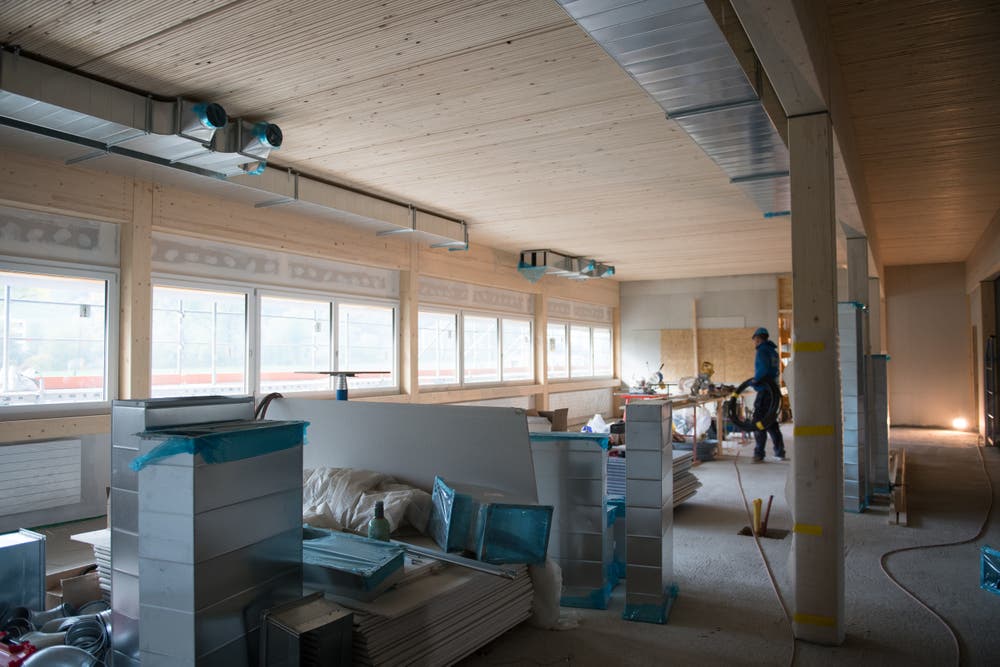 Die Strukturbauhalle verfügt auch über Büros, Lager und eine Kantine im oberen Geschoss. Bild: Corinne Glanzmann (Buochs, 23. Oktober 2018)