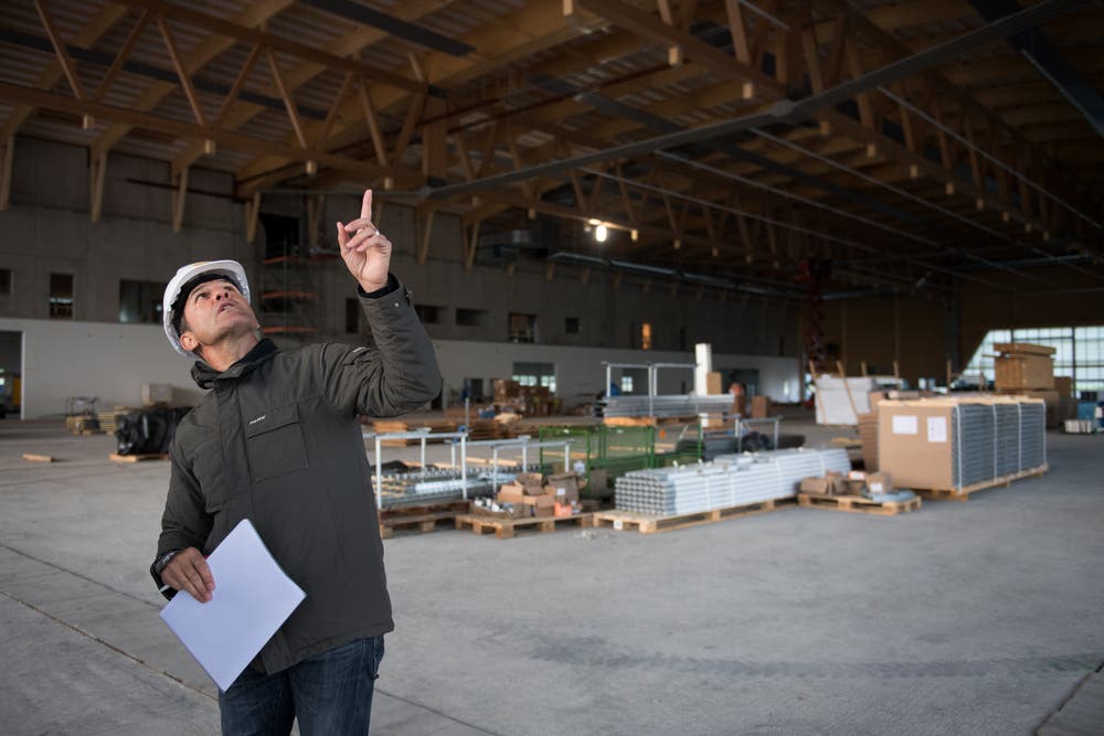 Max Kohlbrenner, Bauleiter der Strüby Holzbau AG Seewen. Bild: Corinne Glanzmann (Buochs, 23. Oktober 2018)