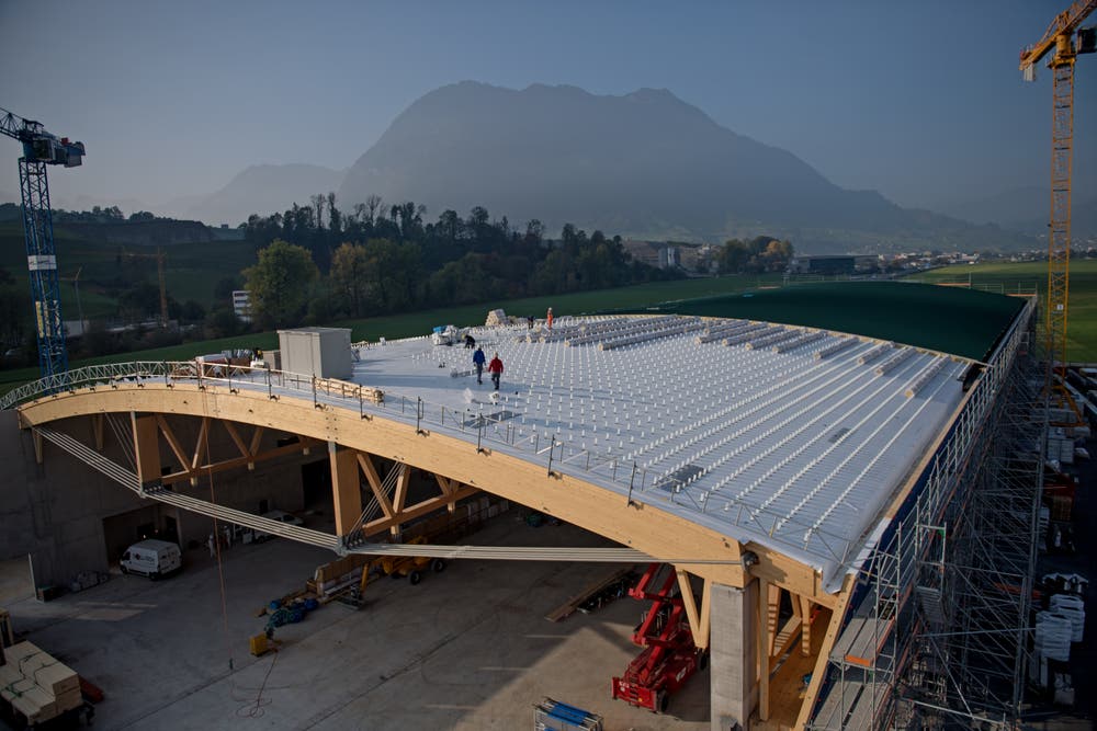 Blick aufs Dach der neuen Strukturbauhalle der Pilatus Flugzeugwerke beim Flugplatz Buochs. Bild: Corinne Glanzmann (Buochs, 23. Oktober 2018)