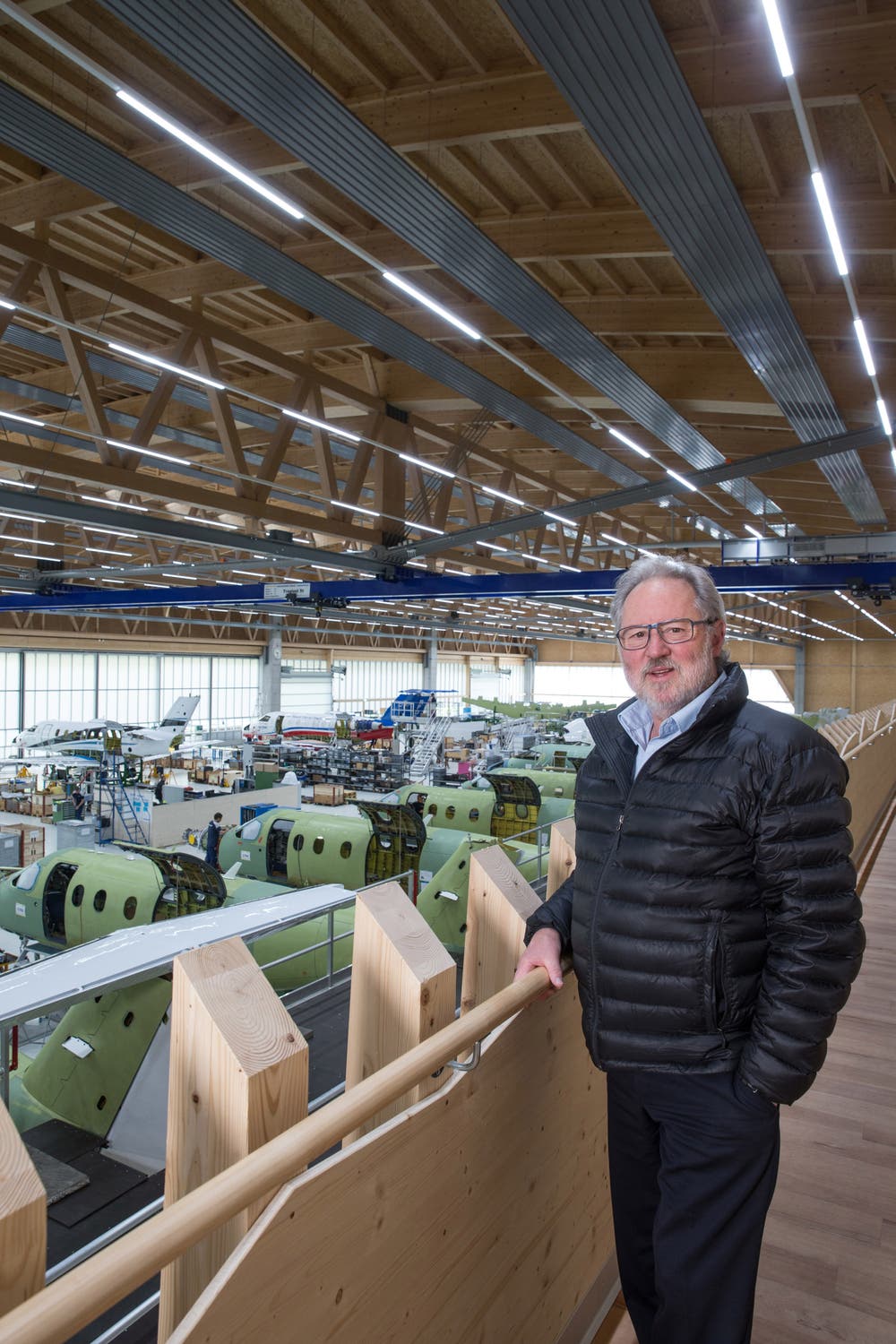 Oscar J. Schwenk, Verwaltungsratspräsident der Pilatus Flugzeugwerke, in der bestehenden Holzhalle 25, die auch als Prototyp für die neue Strukturbauhalle dient.