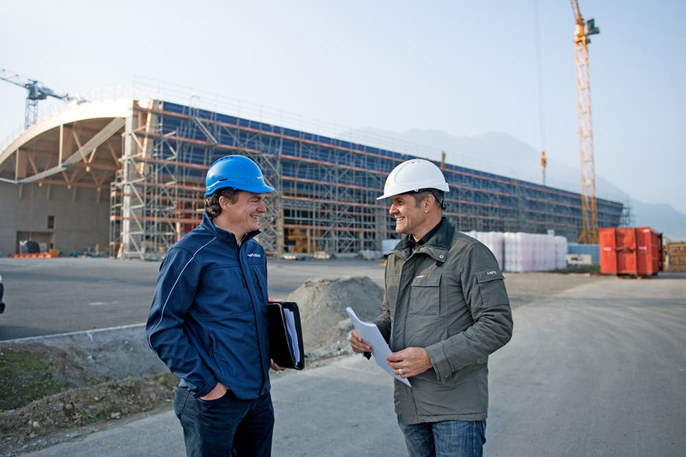 Christian Fähndrich, Projektleiter Halle Süd und Abteilungsleiter Anlagenbeschaffung bei Pilatus (links) und Max Kohlbrenner, Bauleiter der Strüby Holzbau AG Seewen. Bild: Corinne Glanzmann (Buochs, 23. Oktober 2018)