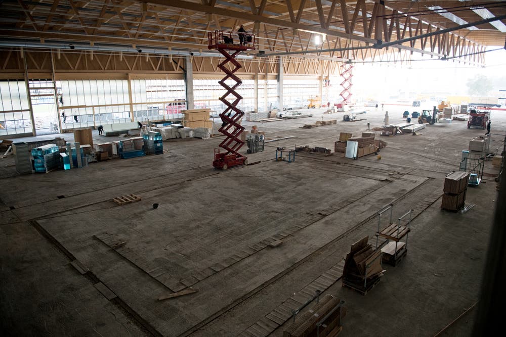 Für die neue automatische Nietmaschine wurde ein spezielles Fundament gelegt mit einer Belastungsgrenze von 5,5 Tonnen. Bild: Corinne Glanzmann (Buochs, 23. Oktober 2018)
