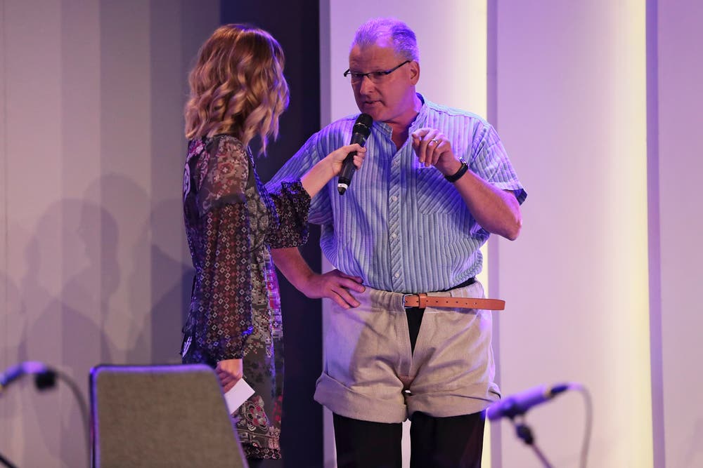 In Zwilchhosen: Der Regierungsrat und OK-Präsident des Eidgenössischen Schwing- und Älplerfest 2019 in Zug, Heinz Tännler, stellt sich den Fragen von Tele-1-Moderatorin Fabienne Bamert. (Bild: Roger Zbinden (Zug, 20. Oktober 2018))