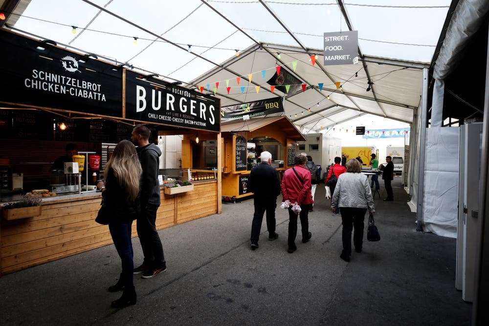 Besucher schlendern durch den Street Food Market. (Bild: Stefan Kaiser (Zug, 23.Oktober 2018))