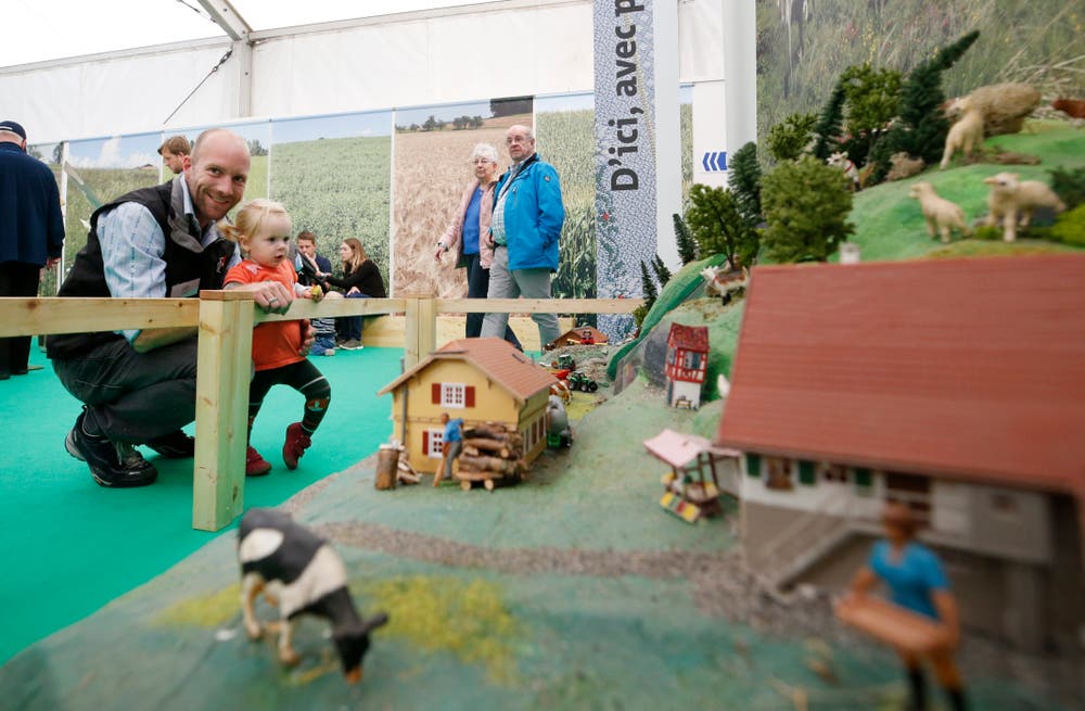Stefan Probst mit Tochter Annika betrachten den Modell-Bauernhof am Stand des Zuger Bauernverbands. (Bild: Stefan Kaiser (Zug, 23.Oktober 2018))