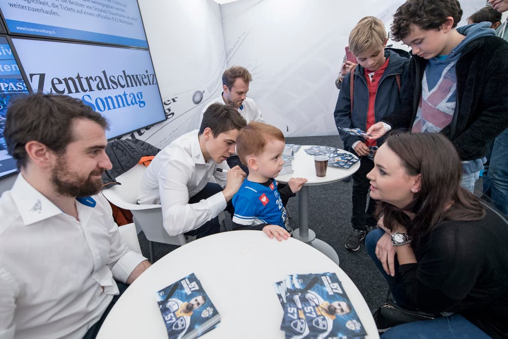 Autogrammstunde am Stand der Zuger Zeitung an der Zuger Messe mit Fabian Schnyder, Reto Suri und Viktor Stalberg (von links) Bild: Pius Amrein (Zug, 24. Oktober 2018)