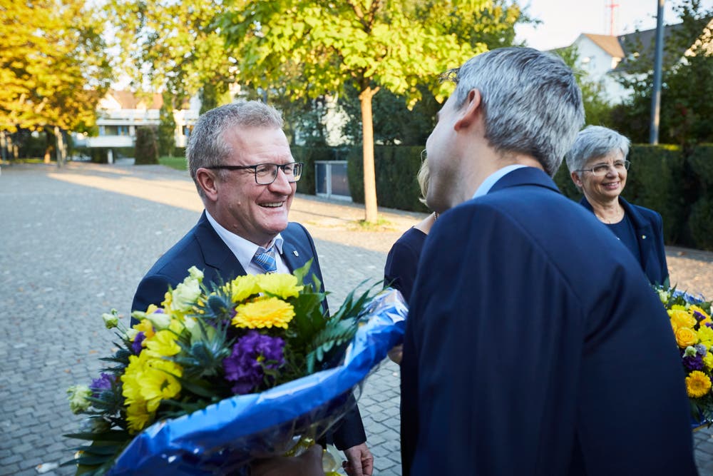 Blumen für Pirmin Andermatt (CVP) anlässlich der Gemeinderatswahlen in Baar. (Bild: Jakob Ineichen (07. Oktober 2018))