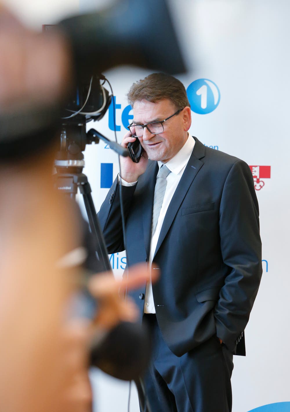 Auch Beat Villiger wurde erneut in die Zuger Regierung gewählt. Bei seiner Ankunft im Wahlzentrum musste er den Medien Red und Antwort stehen. (Bild: Stefan Kaiser (Zug, 7.Oktober 2018))