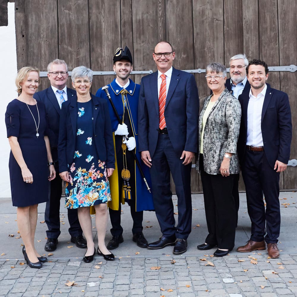Der neue Baarer Gemeinderat (von links) posiert vor der Rathus-Schüür: Sonja Zeberg-Langenegger, Pirmin Andermatt, Sylvia Binzegger, Gemeindeweibel Marco Kathriner, Walter Lipp (Gemeindepräsident), Berty Zeiter, Jost Arnold und Zari Dzaferi. (Bild: Jakob Ineichen (7. Oktober 2018))