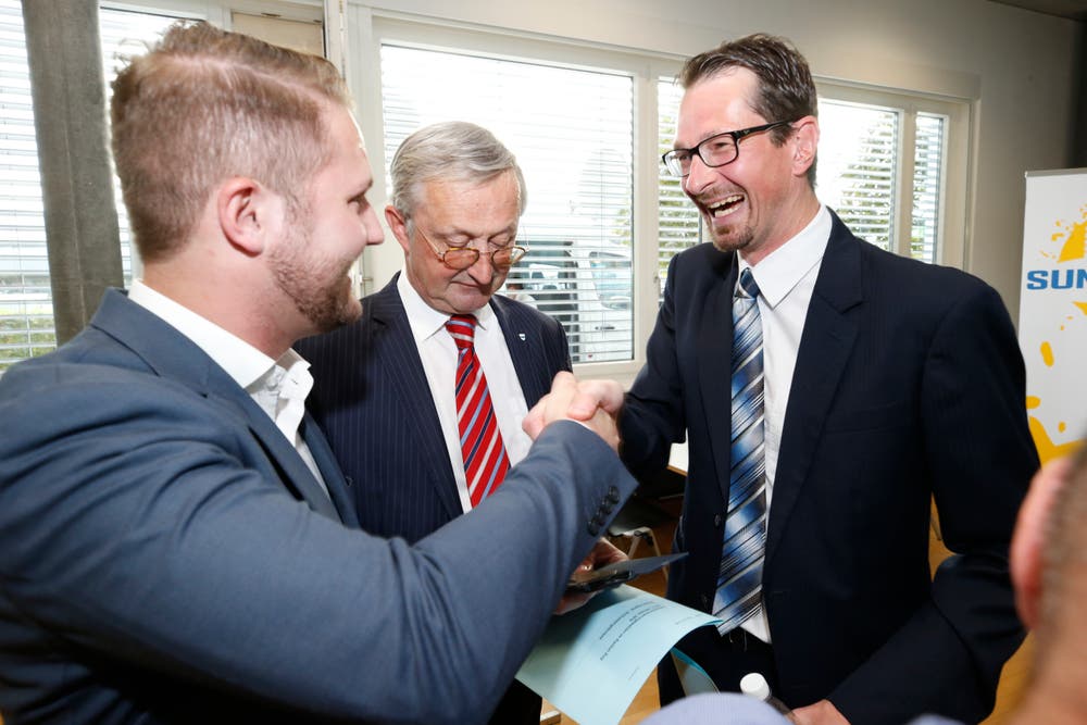 Philip C. Brunner (SVP, Mitte) hat die Wahl in den Stadtrat verpasst. Urs Raschle (CVP, rechts) wurde bestätigt. Es gratuliert Gregor Bruhin (SVP). (Bild: Stefan Kaiser (Zug, 07.Oktober 2018)