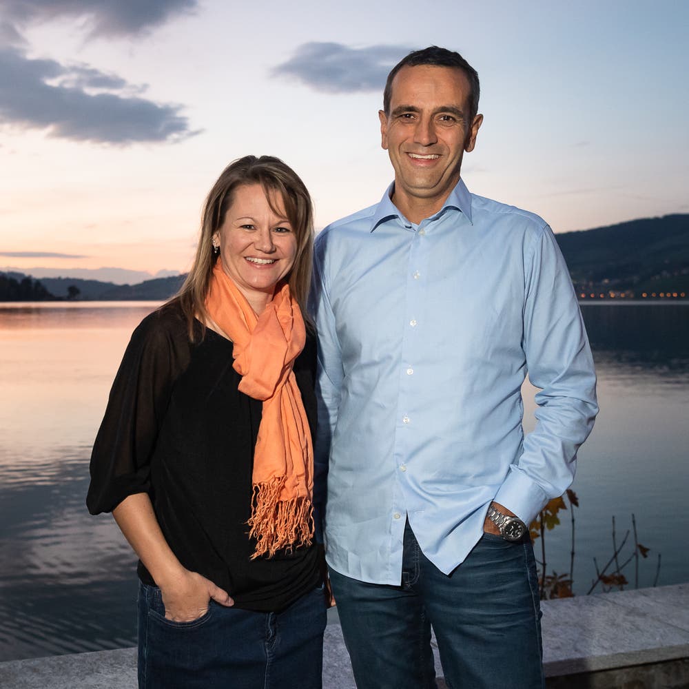 Evelyn Rust und Beat Wyss freuen sich über die Wahl in den Gemeinderat Oberägeri.(Bild: Christian H. Hildebrand (Morgarten, 7.Oktober 2018))