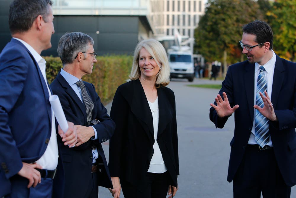Neu im Zuger Stadtrat ist die freisinnige Eliane Birchmeier, hier im Gespräch mit ihren neuen Ratskollegen André Wicki (von links), Karl Kobelt und Urs Raschle.(Bild: Stefan Kaiser (Zug, 7.Oktober 2018))