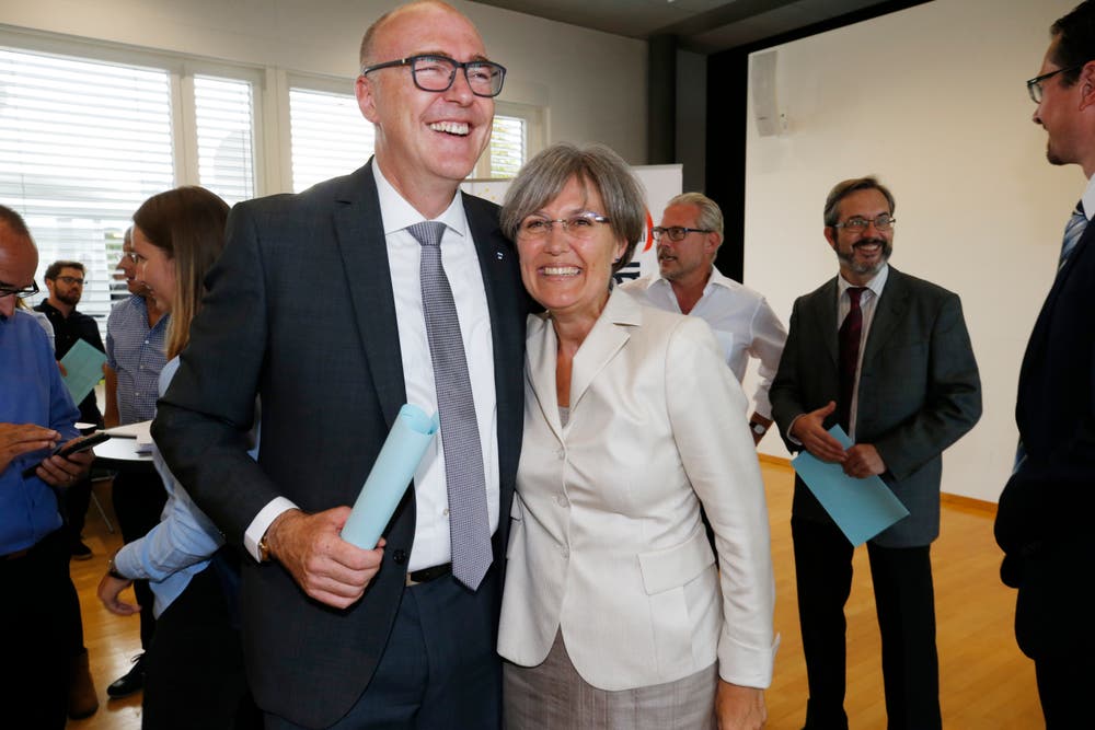 Martin Pfister und Silvia Thalmann (beide CVP) freuen sich über die Wahl in die Zuger Regierung. (Bild: Stefan Kaiser (Zug, 07.Oktober 2018))