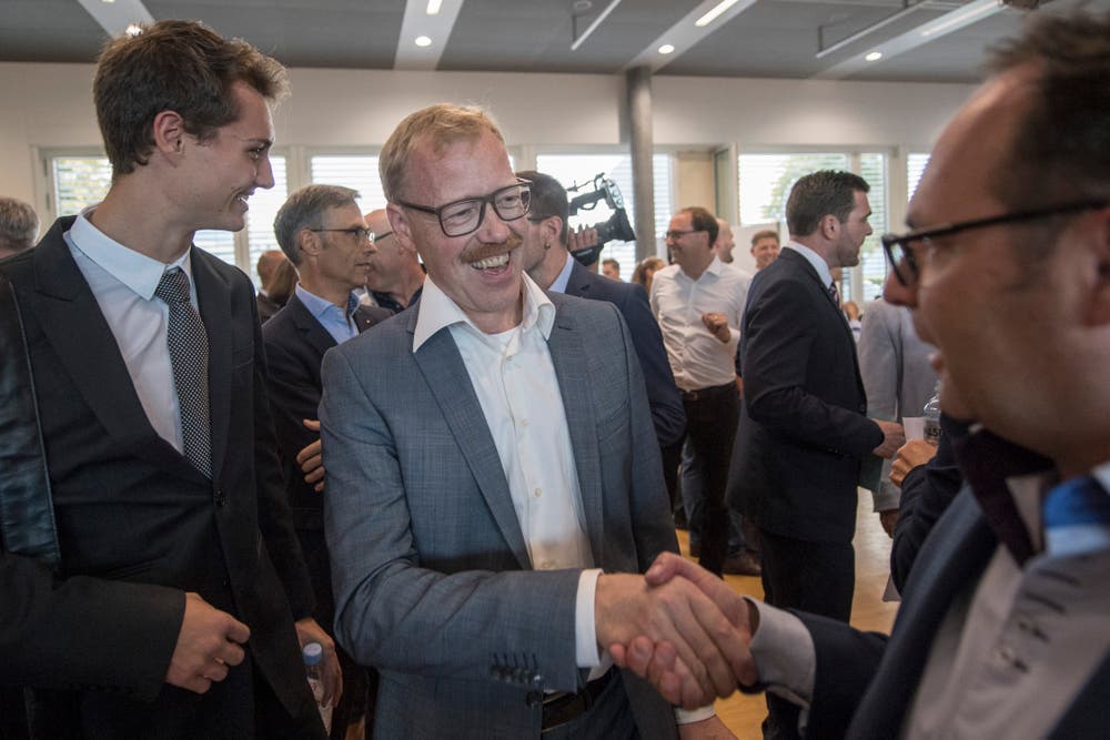 Gratulationen für den neuen Regierungsrat Andreas Hostettler (FDP, Mitte). (Bild: Urs Flüeler/Keystone (Zug, 7. Oktober 2018))