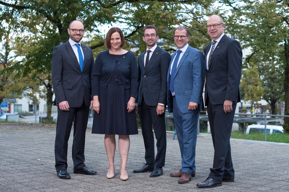 Der neu gewählte Gemeinderat von Cham (von links): Arno Grüter (FDP), Christine Blättler-Müller (CVP), Drin Alaj (SP), Georges Helfenstein (CVP) und Rolf Ineichen (SVP). (Bild: Maria Schmid (Cham, 07. Oktober 2018 ))
