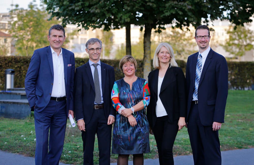 Fototermin: Der neue Stadtrat von Zug (von links) mit André Wicki, Karl Kobelt, Vroni Straub, Eliane Birchmeier und Urs Raschle. (Bild: Stefan Kaiser (Zug, 7.Oktober 2018))