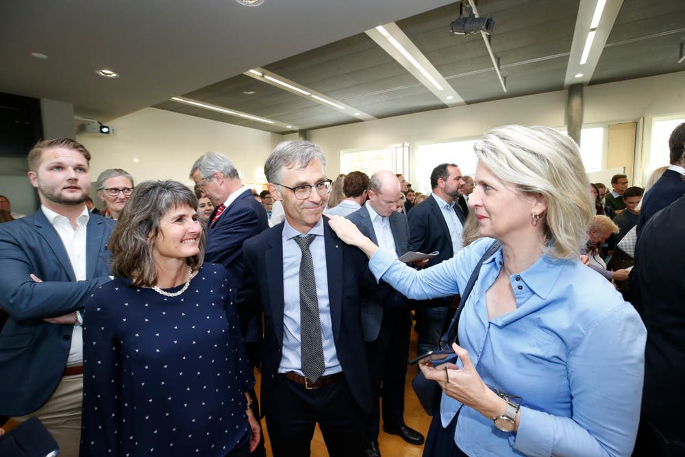 Karl Kobelt hat die Wiederwahl als Stadtrat geschafft. Birgitt Siegrist, Geschäftsführerin FDP Zug gratuliert. Ganz links Kobelts Partnerin Silvia Troxler.(Bild: Stefan Kaiser (Zug, 7.Oktober 2018))