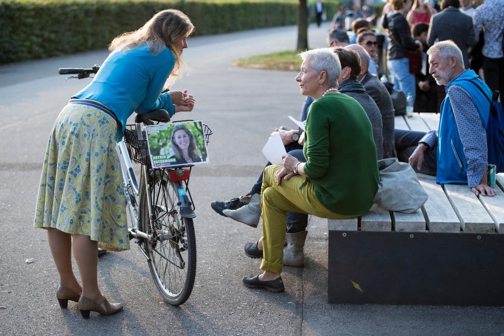 Stadtrats-Kandidatin Astrid Estermann, links, von den Alternative-die Grünen Zug, ist in ein Gespräch vertieft. (Bild: Urs Flüeler/Keystone (Zug, 7. Oktober 2018))