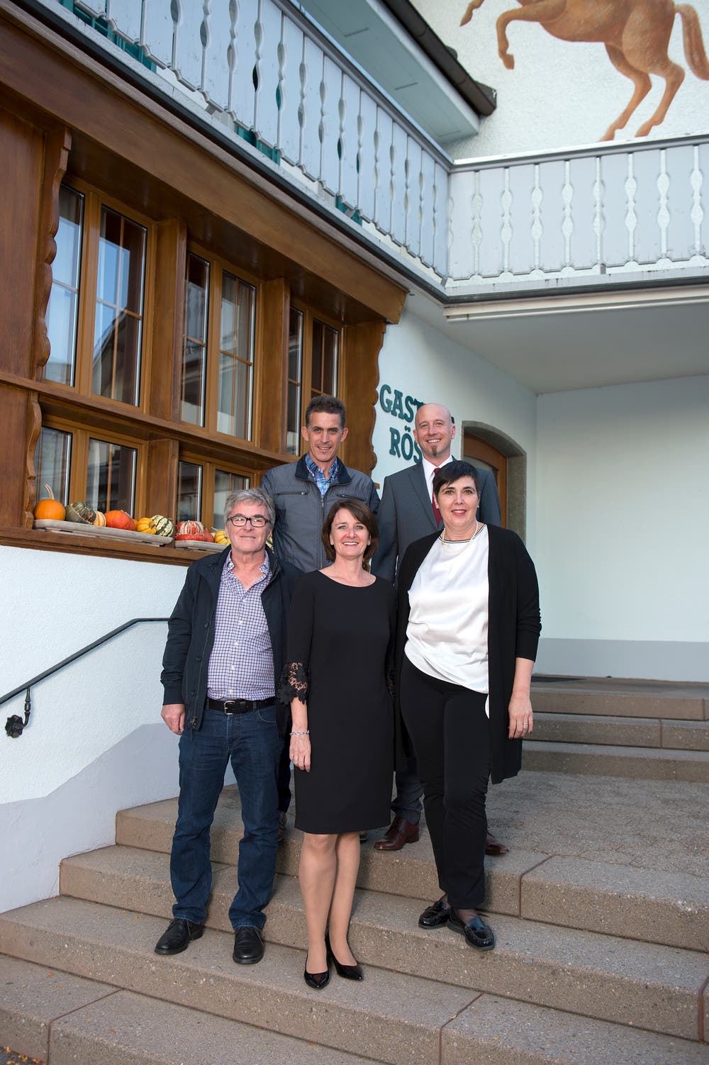 Die Gewinner der Gemeinderatswahlen in Steinhausen (von links): Hans Staub (CVP), Markus Amhof (CVP), Esther Rüttimann (FDP), Christoph Zumbühl (Grüne) und Carina Brüngger (FDP). (Bild: Maria Schmid (Steinhausen, 7. Oktober 2018 ))