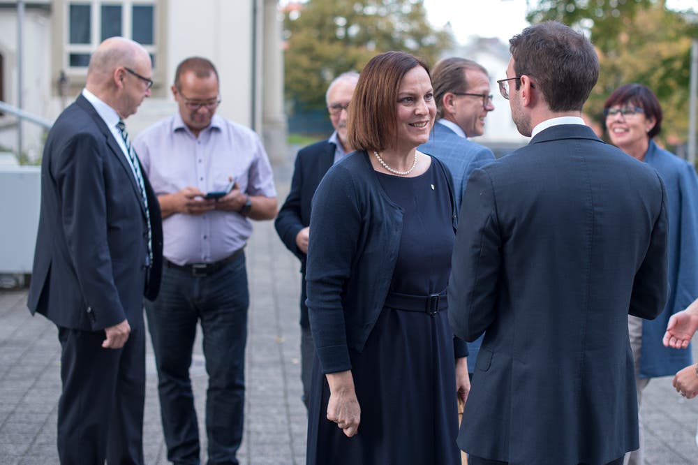 Die Chamer Gemeinderätin Christine Blättler-Müller (vorne) mit Drin Alaj im Gespräch.(Bild: Maria Schmid ( Cham, 07. Oktober 2018 ))