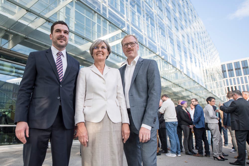 Die neuen Zuger Regierungsräte Florian Weber (FDP, links), Silvia Thalmann (CVP) und Andreas Hostettler (FDP) posieren anlässlich der Gesamterneuerungswahlen. (Bild: Urs Flüeler (Zug, 7. Oktober 2018))