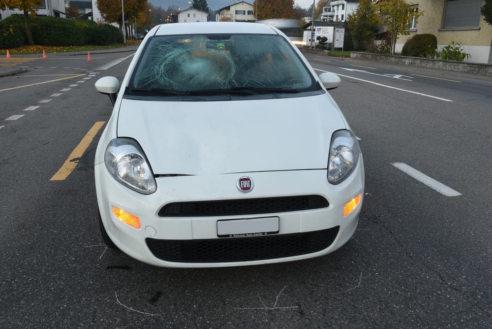 Luzern - 7. NovemberEin Autofahrer erfasst eine Fussgängerin, welche Höhe Säntihof den Fussgängerstreifen überquerte. Diese wurde vom Auto erfasst und weggeschleudert. Eine Ambulanz brachte sie mit lebensbedrohlichen Verletzungen ins Spital. (Bild: Luzerner Polizei)
