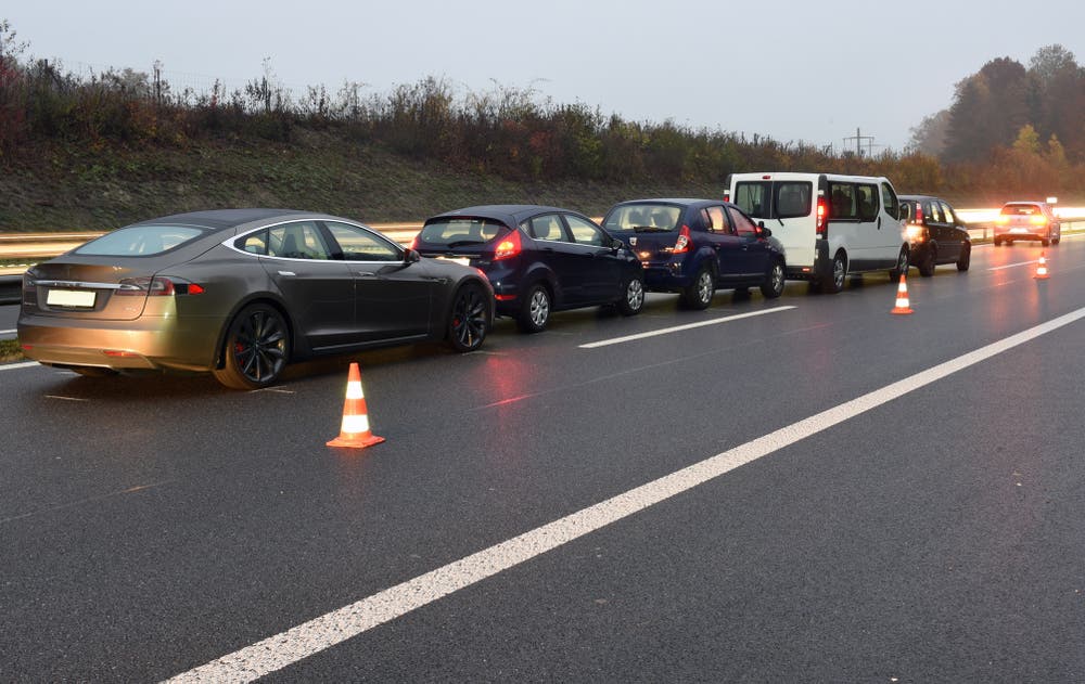 Sempach - 14. NovemberIm dichten Morgenverkehr kam es auf der Autobahn A2 zu zwei Auffahrkollisionen mit total acht Fahrzeugen. Zwei Personen wurden verletzt. Der Sachschaden beträgt 36‘000 Franken. (Bild: Luzerner Polizei)