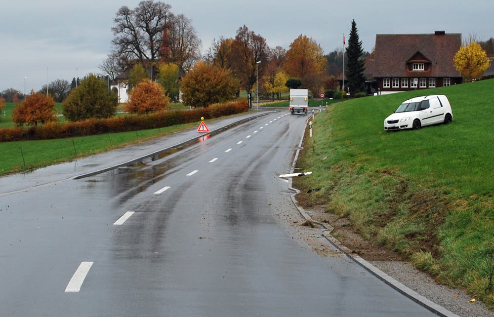 Sempach - 14. NovemberBeim Kreuzen eines Lieferwagens mit Anhänger musste eine Autolenkerin ausweichen und landete auf der Wiese. Verletzt wurde niemand. (Bild: Luzerner Polizei)