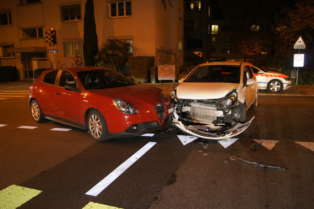 Zug - 8. NovemberAuf der Industriestrasse stossen zwei Autos zusammen. Verletzt wurde niemand. Schuld am Unfall ist ein ortsunkundiger Lenker, der bei einer Ampel davon ausging, dass der Gegenverkehr keine freie, also Rot, hat. (Bild: Zuger Polizei)