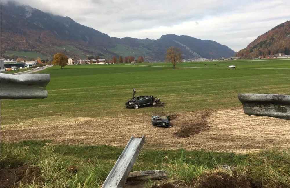 Alpnach - 8. NovemberFilmreife Verfolgungsfahrt auf der A8: Ein Einbrecher-Trio durchbricht eine Polizeisperre und flüchtet. Im Bereich der Ausfahrt Brand verursacht die Täterschaft einen Selbstunfall. Zwei Einbrecher flüchten, ein Dritter wird von der Polizei festgenommen. (Bild: Giulia Jung / Radio Pilatus)
