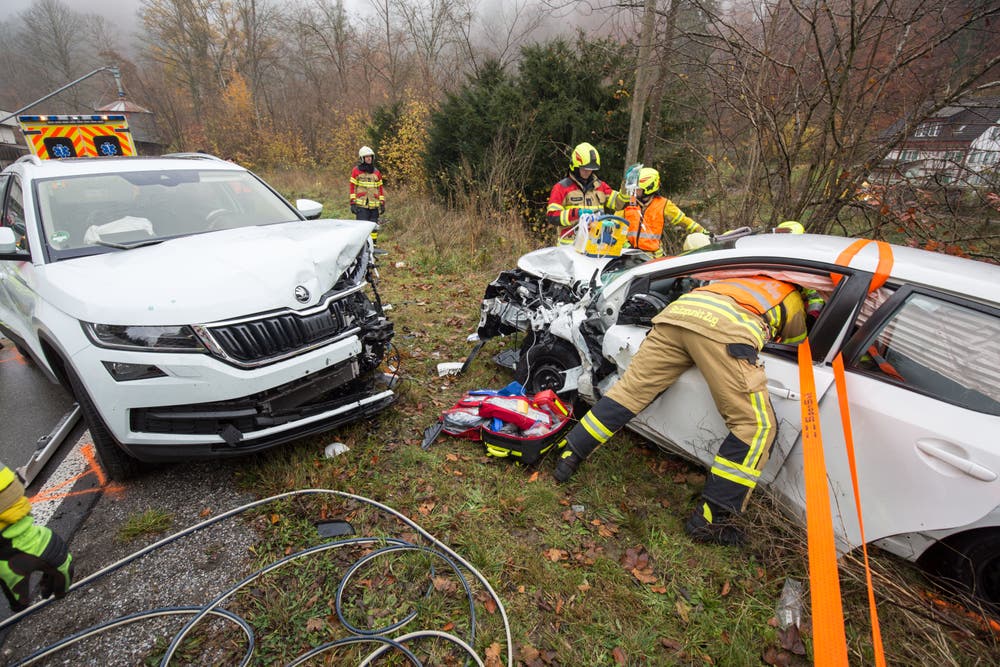 Neuheim - 12. NovemberAuf der Sihlbruggstrasse sind in der Laubaukurve zwei Autos zusammengeprallt. Zwei Personen wurden erheblich, eine Person leicht verletzt. An beiden Fahrzeugen entstand Totalschaden. (Bild: Zuger Polizei)
