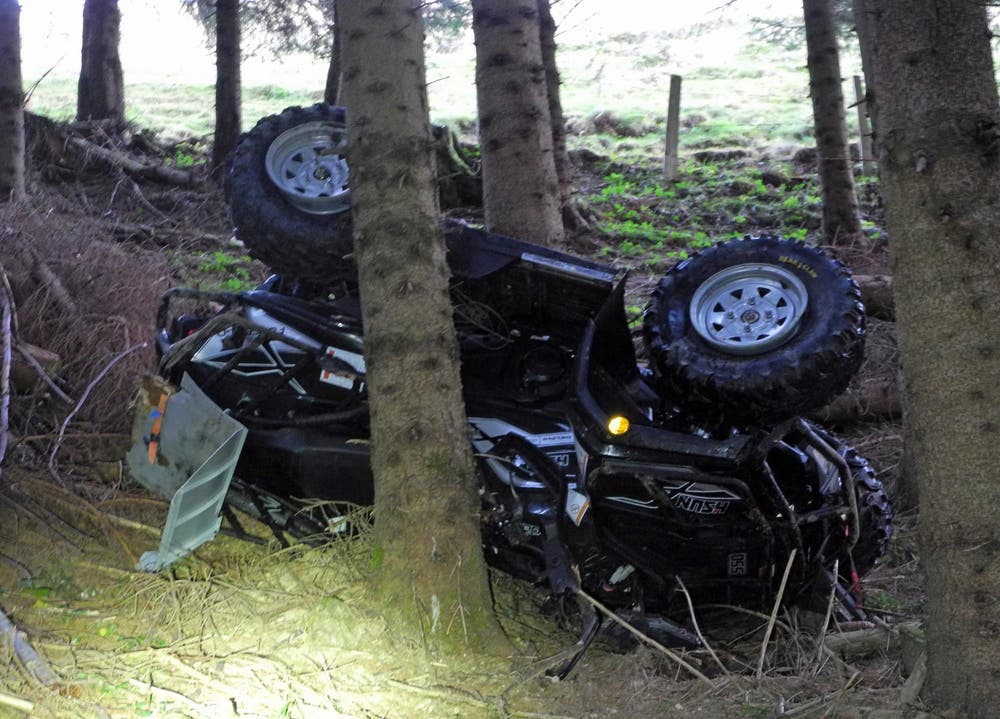 Trachslau - 15. NovemberBei einem Selbstunfall ist ein Quad mehrere Hundert Meter einen Hang hinuntergerollt. Der Fahrer wurde mit unbestimmten Verletzungen im Beckenbereich mit der Rega ins Spital geflogen. (Bild: Kantonspolizei Schwyz)