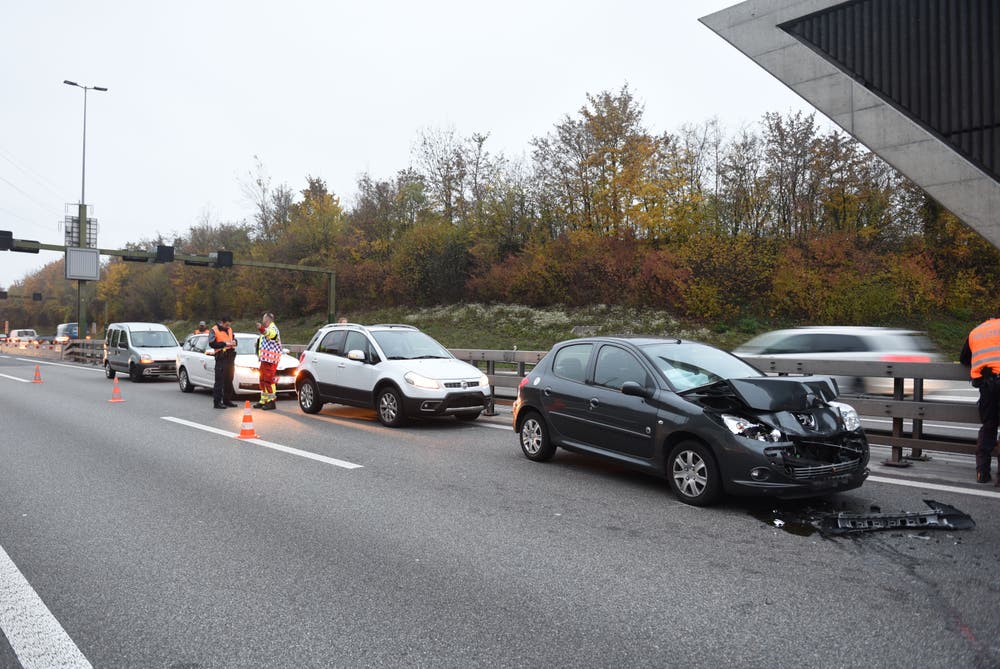 Ebikon - 9. NovemberAuf der A14 beim Tunnel Rathausen krachen zehn Autos ineinander. Eine Person wurde leicht verletzt. Die Unfälle im Morgenverkehr führten zu grossen Rückstaus. (Bild: Luzerner Polizei)