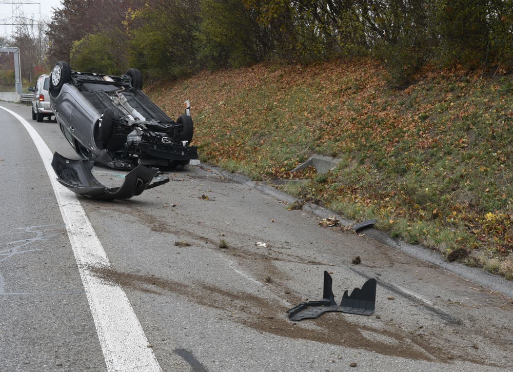 Inwil - 18. NovemberAuf der Autobahn A14 kam es zu einem Selbstunfall. Die Autofahrerin wurde leicht verletzt, ihr vierjähriges Kind blieb unverletzt. (Bild: Luzerner Polizei)